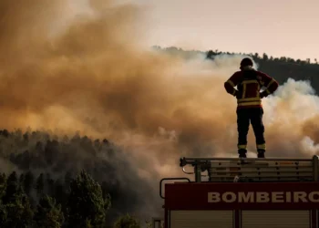 Cinco principais fogos eram combatidos às 00h30 por mais de 2.800 operacionais