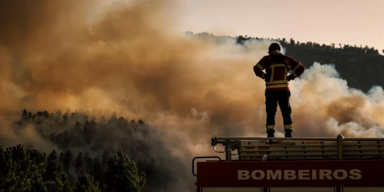 Cinco principais fogos eram combatidos às 00h30 por mais de 2.800 operacionais