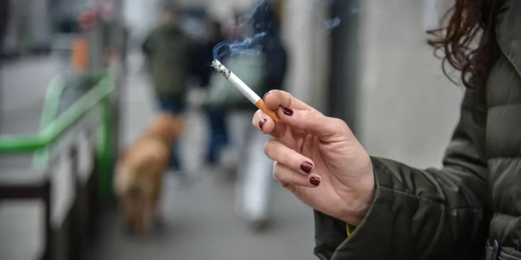 Crianças perdem anos de vida por causa do fumo passivo, alerta estudo