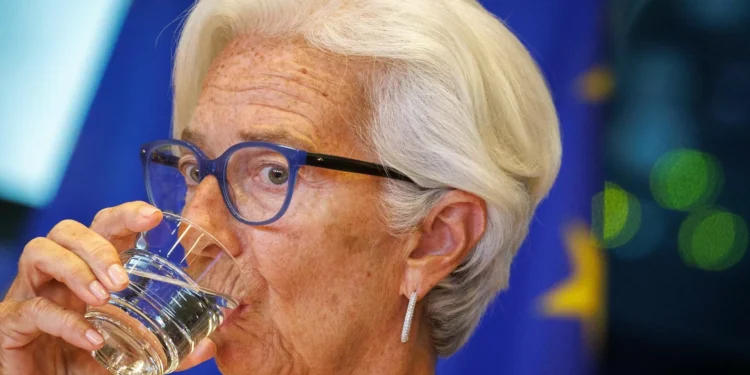 Lagarde alerta para “risco de liquidez” de fundos ligados a criptomoedas estáveis