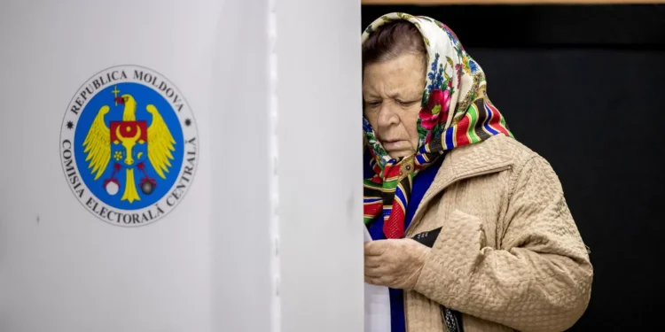 Acusações mútuas de manipulação e ingerência marcam legislativas na Moldova