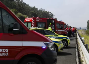 Dois feridos graves e 13 ligeiros em incêndio urbano em Vila Real