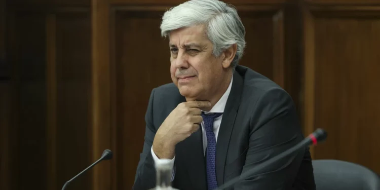 Centeno mantém-se como consultor no BdP com salário de 17 mil euros