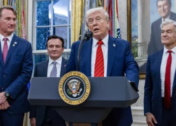 Trump anuncia tarifas adicionais de 100% à China a partir de novembro