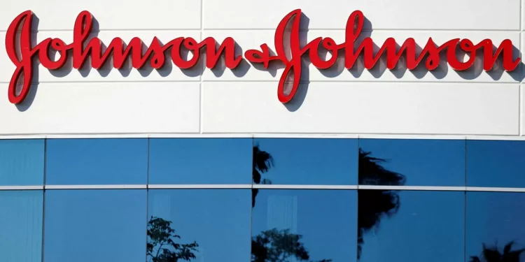 Johnson & Johnson condenada a pagar 966 milhões de dólares por caso de cancro ligado a talco