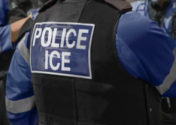 ICE amplia uso de inteligência artificial para monitorar imigrantes e críticos nos EUA