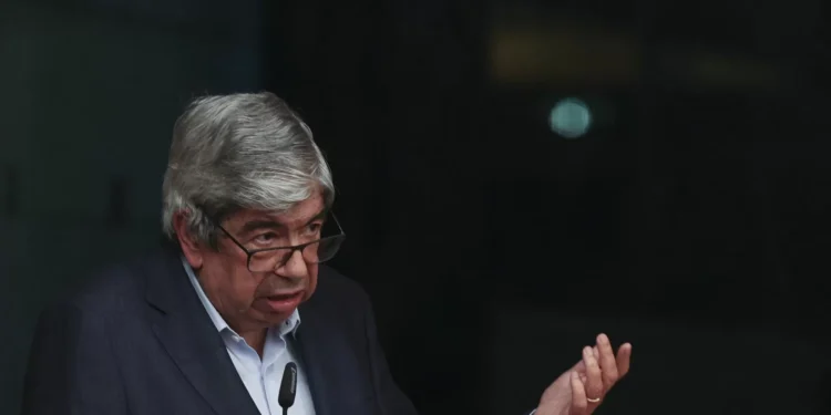 Ferro Rodrigues considera “incompreensível” silêncio de Aguiar Branco sobre portugueses detidos