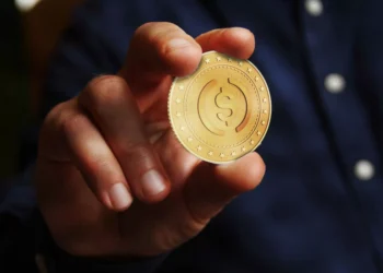 Criptomoeda ligada a Trump lança programa de fidelidade com tokens WLFI