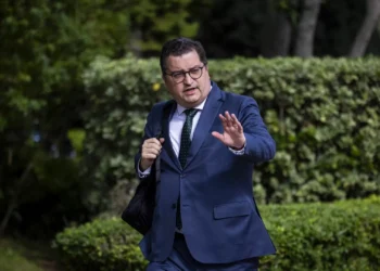 Ministro das Finanças aconselha jovens a poupar dinheiro e evitar fraudes