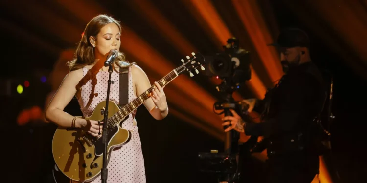 Pré-venda para concerto de Laufey em Lisboa esgota bilhetes em poucos minutos