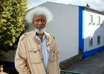 Prémio Nobel da Literatura nigeriano diz que o seu visto americano foi cancelado