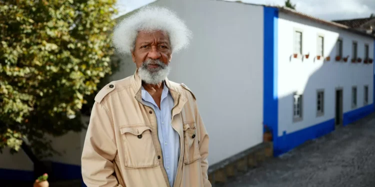 Prémio Nobel da Literatura nigeriano diz que o seu visto americano foi cancelado
