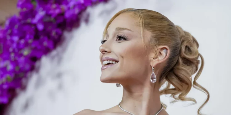 “Troll” agarrou Ariana Grande durante evento e acabou detido e acusado