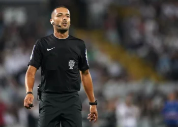 Árbitros protestam e entram antes das equipas