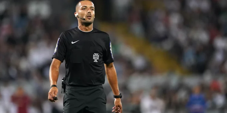 Árbitros protestam e entram antes das equipas