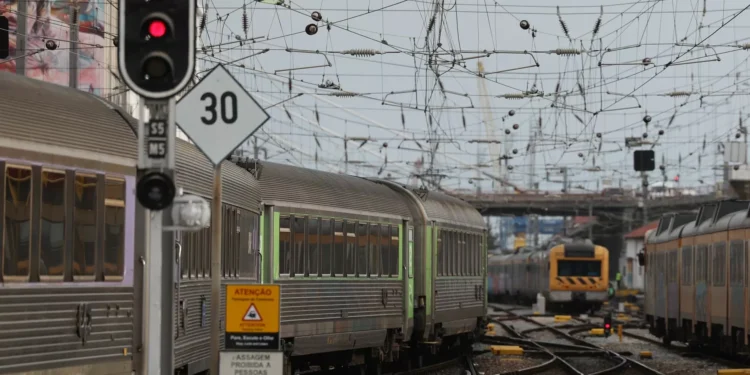 Atrasos nos comboios chegam a sete horas devido a problemas na Linha do Norte