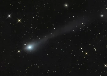 Nova imagem mostra que cauda iônica do cometa 3I/ATLAS não para de crescer 