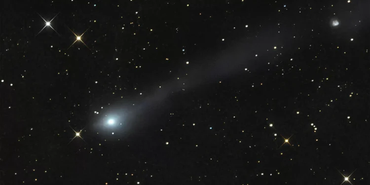 Nova imagem mostra que cauda iônica do cometa 3I/ATLAS não para de crescer 