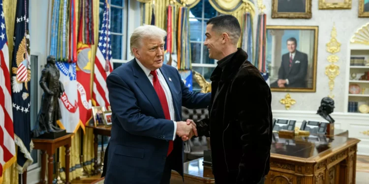 Ronaldo recebido por Trump. Circulam várias imagens falsas de encontro na Sala Oval