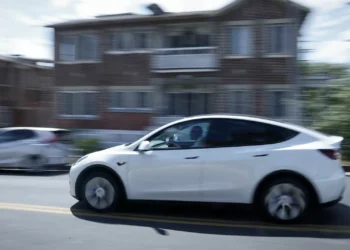 Tesla exige que fornecedores evitem peças fabricadas na China para carros nos EUA