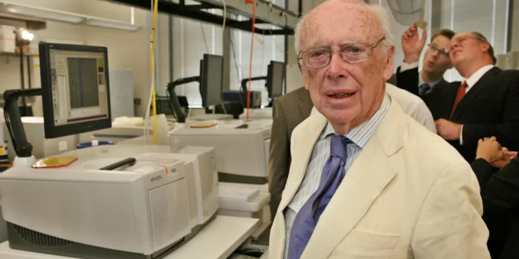Morreu James Watson, um dos cientistas que descobriu a estrutura do ADN