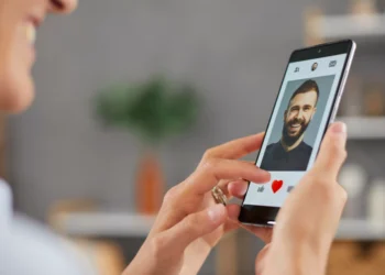 Tinder testa IA que analisa suas fotos para encontrar combinações mais compatíveis