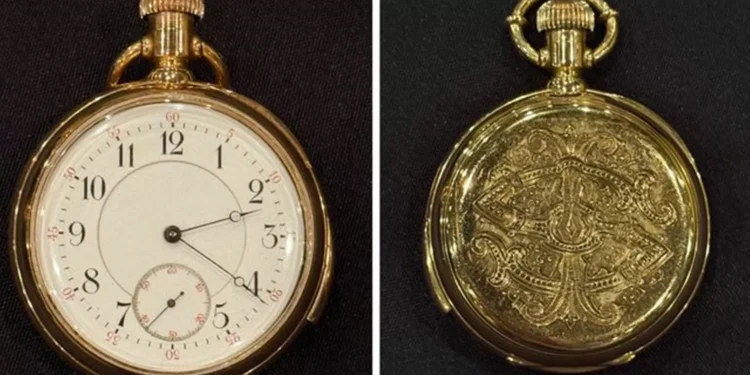 Relógio de passageiro do Titanic vendido por 2 milhões de euros em leilão