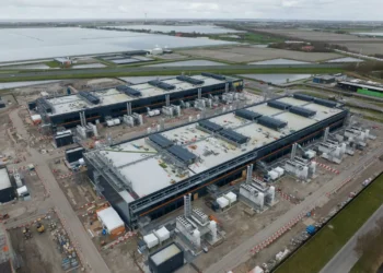 Três gigantes se unem para erguer mega data centers no deserto saudita