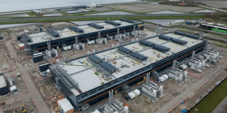 Três gigantes se unem para erguer mega data centers no deserto saudita