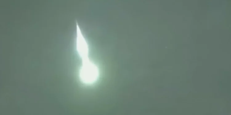 Meteoro verde explode no céu de Minas Gerais