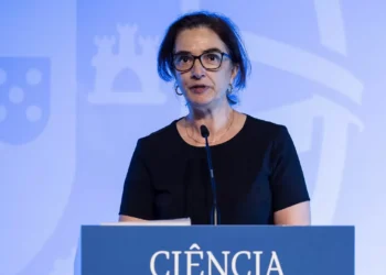 Reitor da Nova congela pedidos de acumulação de funções, ex-ministra refuta ilegalidades