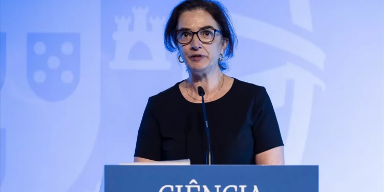 Reitor da Nova congela pedidos de acumulação de funções, ex-ministra refuta ilegalidades