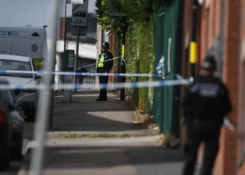 Várias pessoas esfaqueadas em comboio em Inglaterra