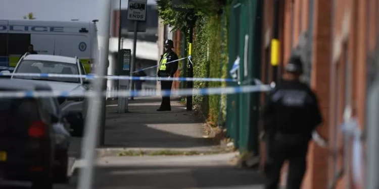 Várias pessoas esfaqueadas em comboio em Inglaterra