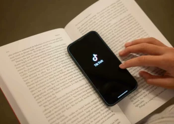 Contas de IA viralizam no TikTok com conteúdo sexualizado e fake news