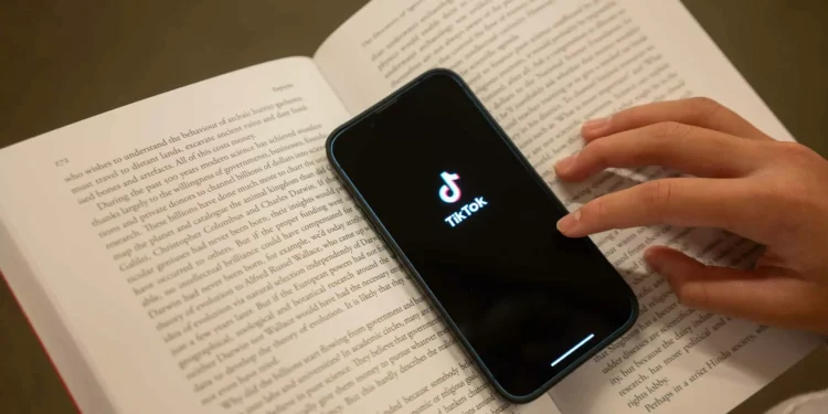 Contas de IA viralizam no TikTok com conteúdo sexualizado e fake news