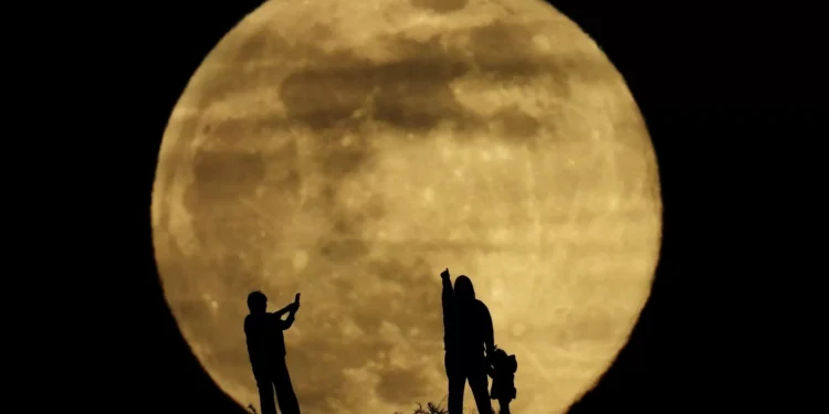 As imagens da última Superlua do ano que iluminou todo o mundo