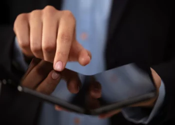 Motorola pode lançar smartphone dobrável tipo Galaxy Z Fold já em janeiro