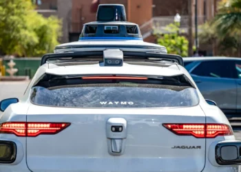 Após apagão, Waymo anuncia atualização de software para robotáxis