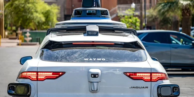 Após apagão, Waymo anuncia atualização de software para robotáxis