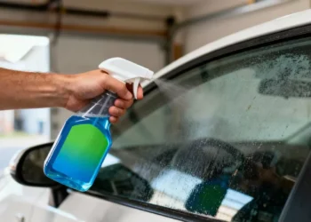 Pare agora de passar esse produto no vidro do seu carro antes que seja tarde