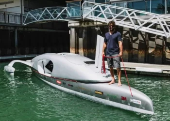 Ciclista pedala volta ao mundo em barco inovador para bater recorde