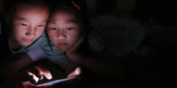 Uso de ecrãs está a comprometer capacidade de comunicação das crianças. O que fazer?