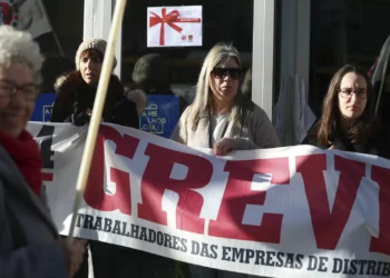 Trabalhadores da distribuição em greve e voltam a parar no final do ano