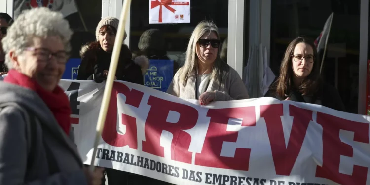 Trabalhadores da distribuição em greve e voltam a parar no final do ano