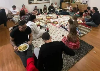 Na ceia de Natal onde o chão serve de mesa, “a coberta já está prontinha”