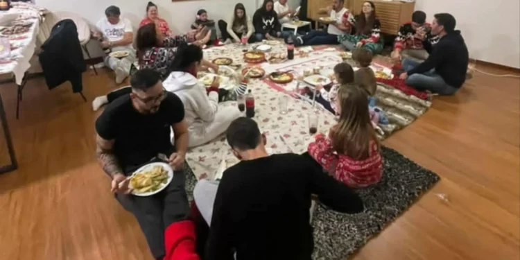 Na ceia de Natal onde o chão serve de mesa, “a coberta já está prontinha”