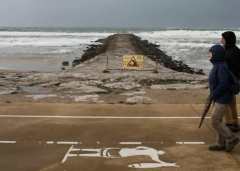 Portugal continental sob aviso vermelho devido a ondulação