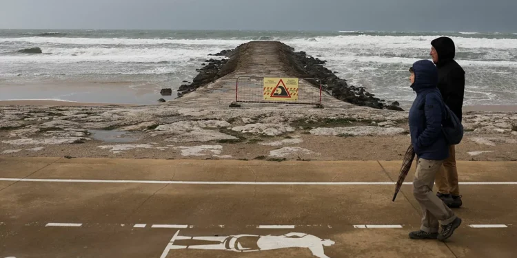 Portugal continental sob aviso vermelho devido a ondulação