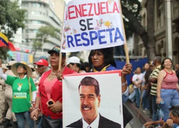 “Venezuela merece respeito”: Milhares exigem libertação de Nicolás Maduro em Caracas